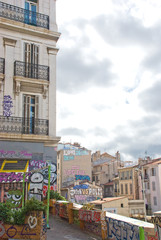 Marseille, Hausfassade mit Graffiti in der Altstadt