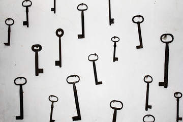 Chiavi vintage in ferro su fondo bianco