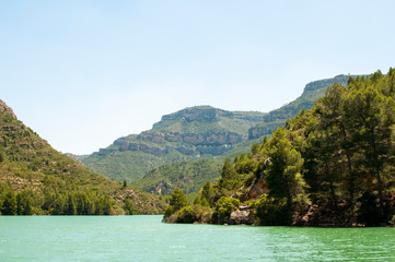Fototapeta na wymiar Natural lake with mountains in Cofrentes (Spain)