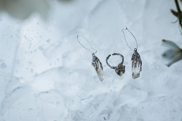 Earrings and ring of the bride in the form of frozen minerals
