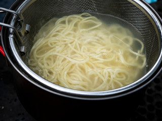 アウトドアで麺を湯がくシーン