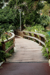 ein Weg durch einem Park mit einer Holzbrücke