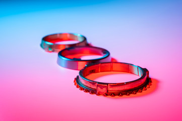 The individual elements of the transmission gear in the gearbox. A new set of synchronizers in brass in blue and red.