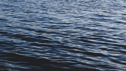 Nahaufnahme von tief blauem gewelltem Wasser