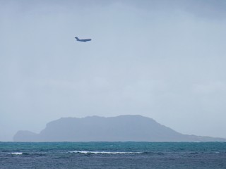 Flugzeug im Landeanflug über Oahu