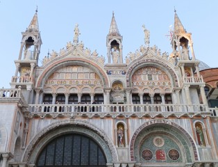Fototapeta premium Colorful facade of Basilica di San Marco Venice 