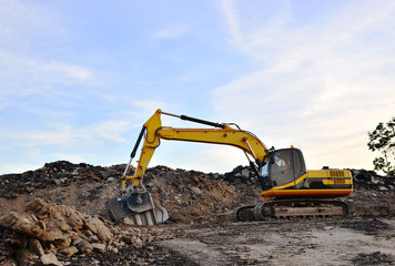 Excavator with crusher bucket for crushing concrete and construction waste recycling  Sifting and grinding bucket for the separation of concrete into fractions.