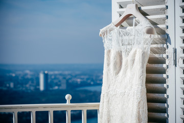 sommerliches Brautkleid vor blauem Himmel