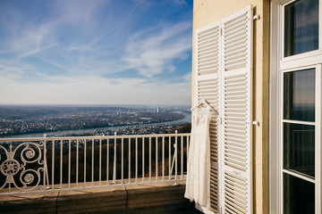 sommerliches Hochzeitskleid auf Balkon