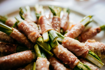 Leckeres Fingerfood mit Bohnen und Salami