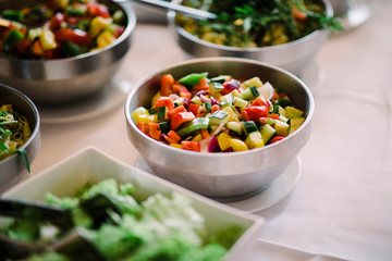 Salatbuffet in silbernen Edelstahlschüsseln