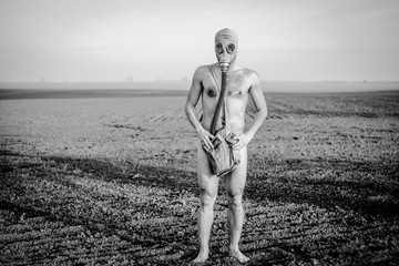 Apokaliptyczny człowiek w masce gazowej. © Tomasz
