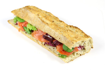sandwich au saumon fumé et salade sur un fond blanc