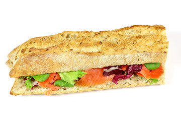 sandwich au saumon fumé et salade sur un fond blanc