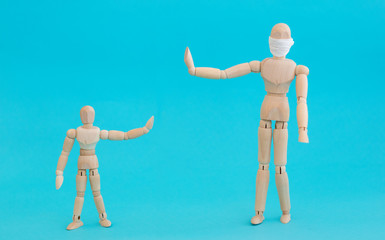 Take care of the health of loved ones, keep your distance during quarantine. The child raised his hand to the side to be at a distance from the sick parent in a protective mask. Refuse close contacts.