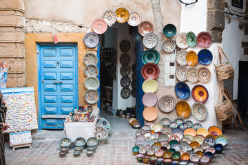 Platos decorativos de colores expuestos en una tienda en Marruecos 