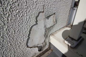劣化して剥がれてきたマンションの外壁