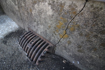 アスファルト防水(シンダーコンクリート)の劣化した排水溝