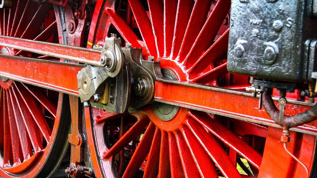Czerwone koła starego parowozu 