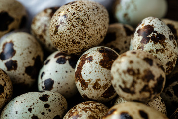 Obraz premium Quail eggs on wooden background. Symbol of the Easter season. Healthy Eating