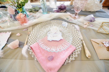 Table with a quartz wedding decor.