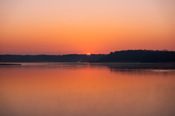 Fototapeta na wymiar Morning sunrise at the lake