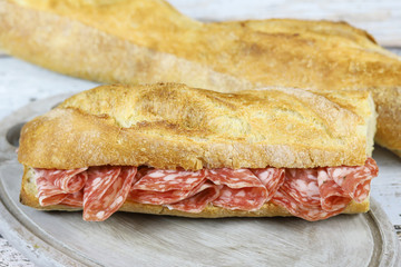 sandwich au saucisson sec sur une table