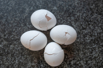 Vier Eierschalen gebrochen