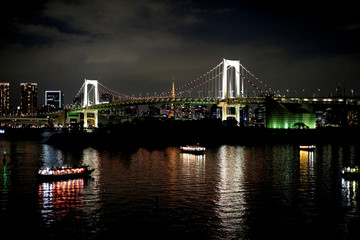 東京都の夜景　お台場からの東京湾と屋形船の夜景