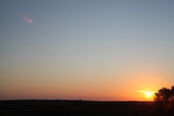 puesta del sol en el campo