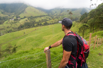 Mann beim Wandern im Cocora Valley in Kolumbien