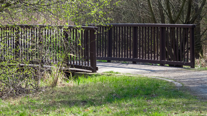 Holzbrücke im Park