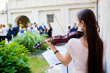 violinist playing violin music during wedding elegance 