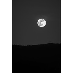 luna y montaña blanco y negro