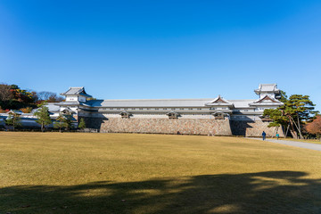 Fototapeta premium 紅葉の金沢城公園 菱櫓・五十間長屋・橋爪門続櫓
