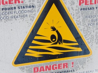 Panneau danger risque de submersion, centre hydroélectrique