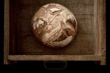 Pane isolato su fondo di legno