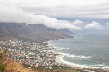 Blick auf Camps Bay und die Tafelberge