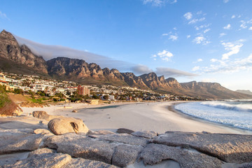 Strand in Kapstadt mit den Tafelbergen im Hintergrund