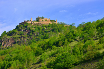 Fototapeta na wymiar Château de Lordat (09250) sur sa colline verdoyante des Pyrénées, département de l'Ariège en région Occitanie, France