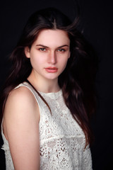 Fototapeta premium Portrait d'une jolie jeune femme brune