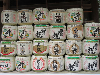 Japón barriles de sake en templo