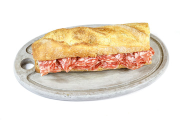 sandwich au saucisson sec sur un fond blanc
