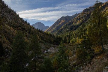 Fototapeta na wymiar autumn trekking to the lakes of Malinvern