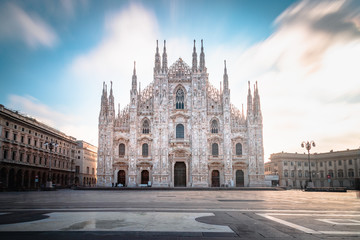 Langzeitbelichtung des Mailänder Doms (Duomo di Milano) an einem sonnigen Tag am Morgen