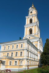 Fototapeta na wymiar The bell tower of the Trinity Seraphim-Diveevo monastery in the village of Diveevo