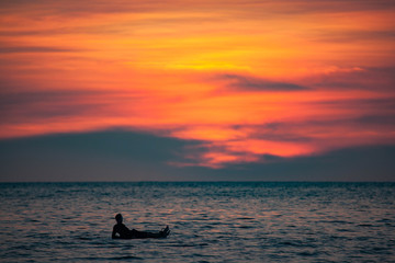 Fototapeta premium silhouette of a man on a beautiful sunset