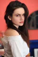 Portrait d'une jolie femme brune dans son intérieur