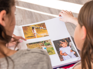 Enfants regardant un album photo