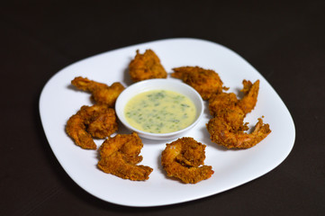 Plato de camarones empanizados con salsa tartara